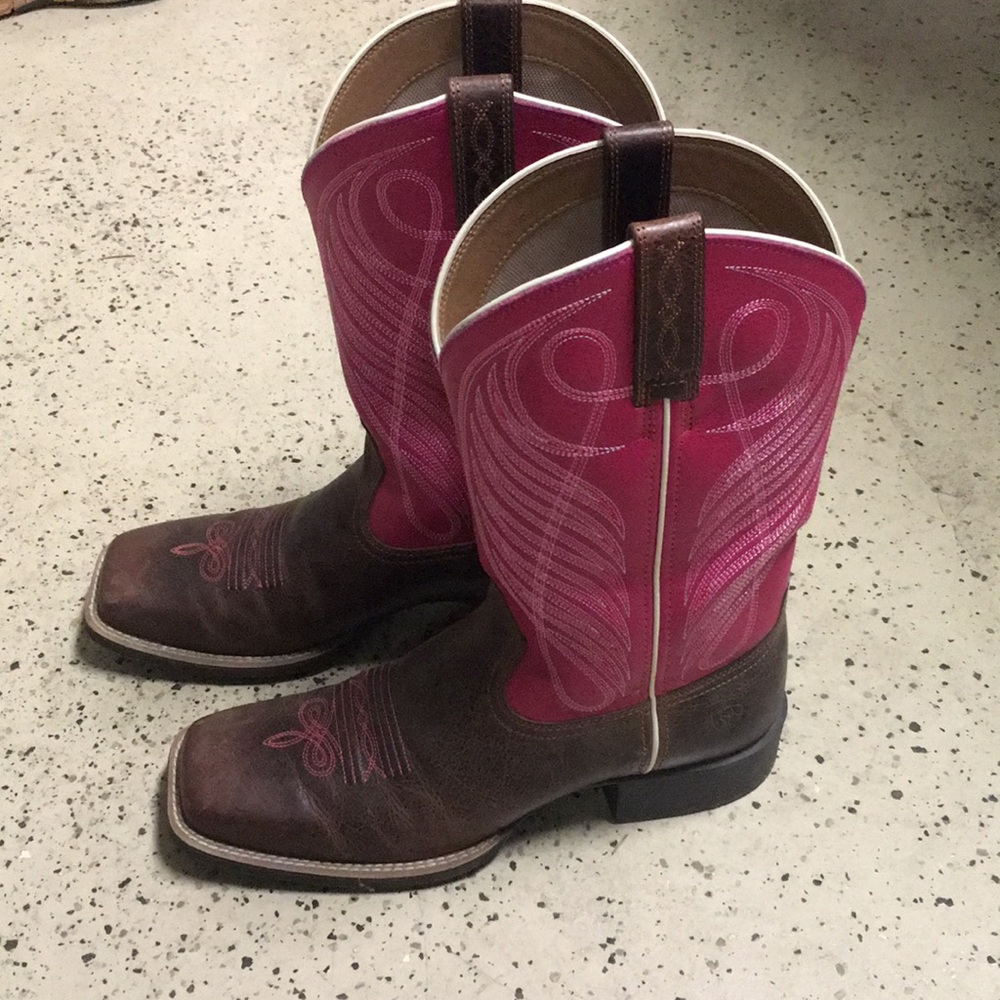 BRAND NEW Ariat Boots super cute!